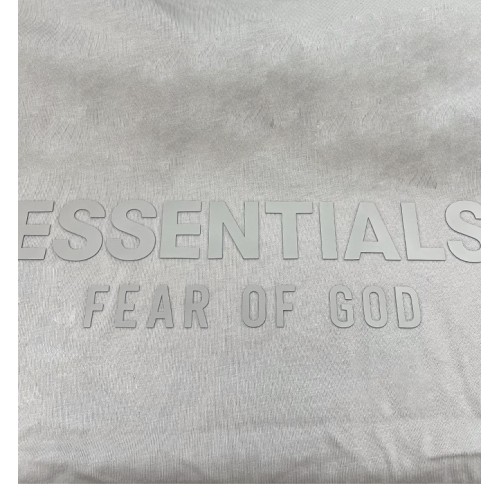 [피어오브갓] 125SP244215F 849 에센셜 스프링로고 브이넥 반팔티셔츠 씰 남성 티셔츠 / TLS,FEAR OF GOD